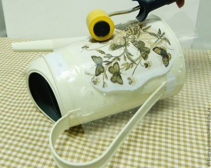 Красивый декупаж металлической лейки