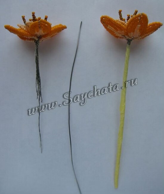 Нежные цветочки из бисера в оранжевой гамме