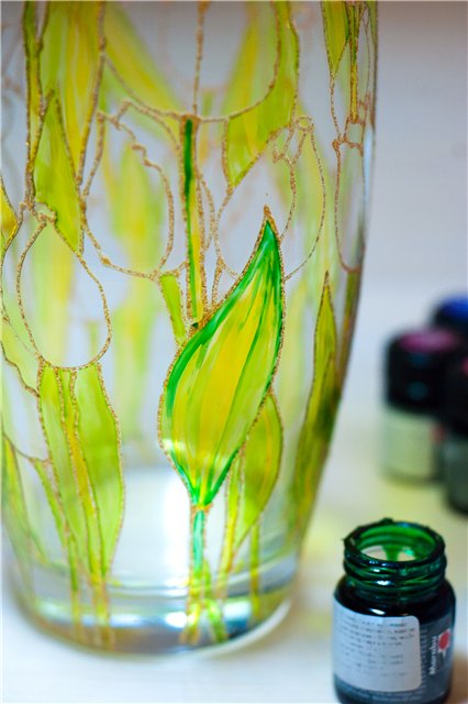 Роспись стеклянной вазы витражными красками