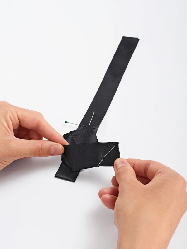 ​В стиле гарсон: атласный плетеный пластрон