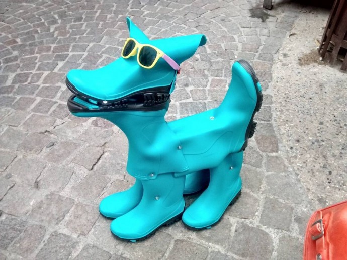 Забавные фигуры из резиновых сапог
