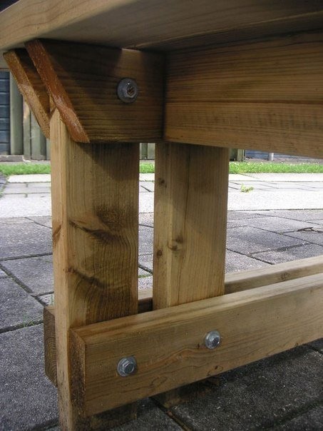 Деревянный стол и скамейки для дачи