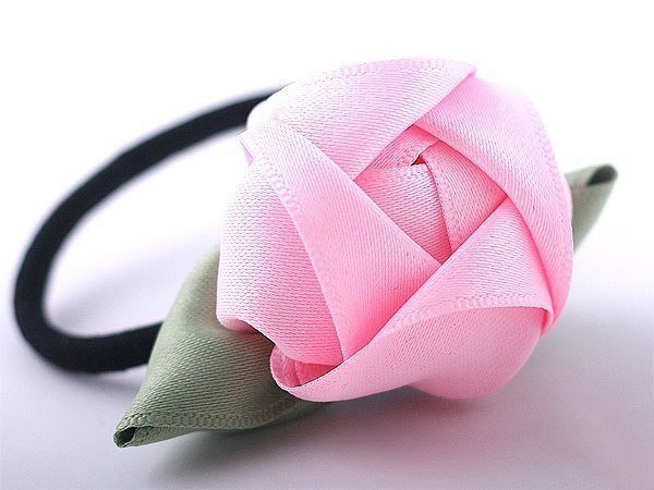 ​Великолепные объемные розы из лент: мастер-класс