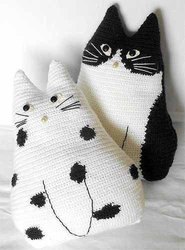 Вязание очаровательных и удобных подушек-котиков