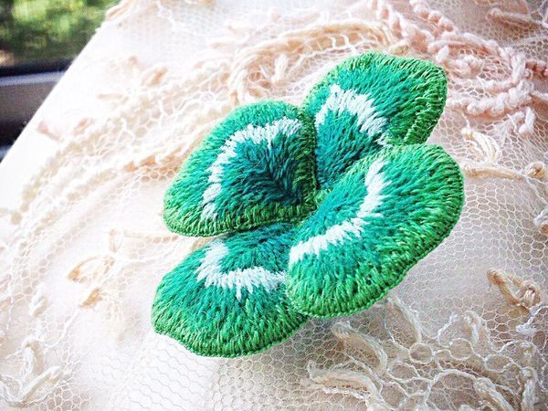 Брошь "Клевер на удачу" в технике stumpwork