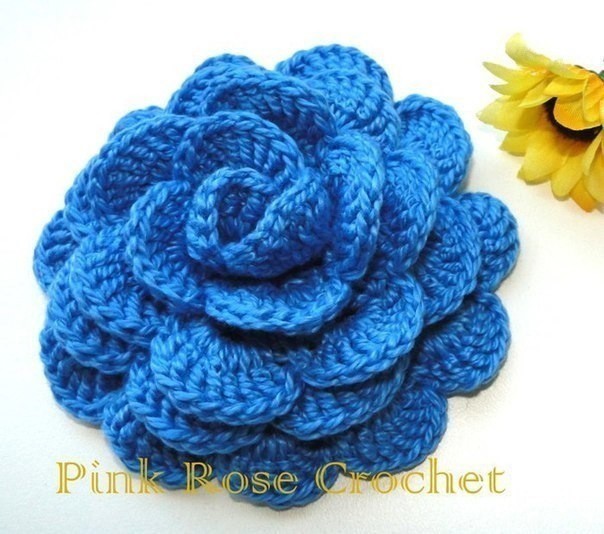 ​Объёмные розы для украшения подушки