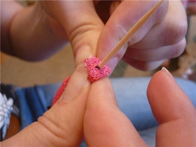 Божья коровка из конфет и гофрированной бумаги