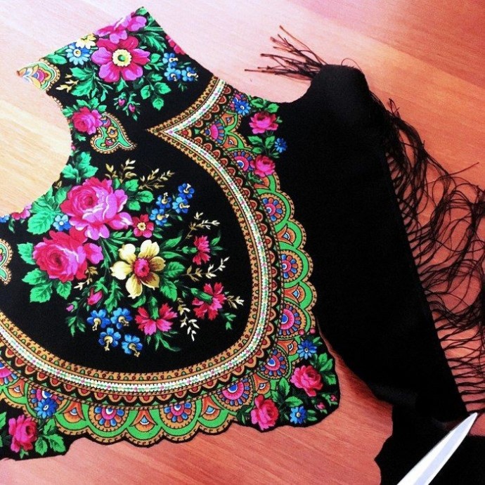 ​Декорирование платья русским платком