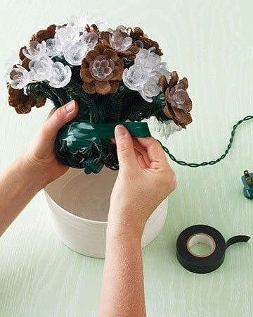 Светильник из шишек