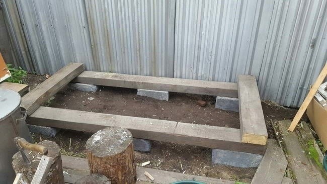 Небольшой дровник на дачу своими руками