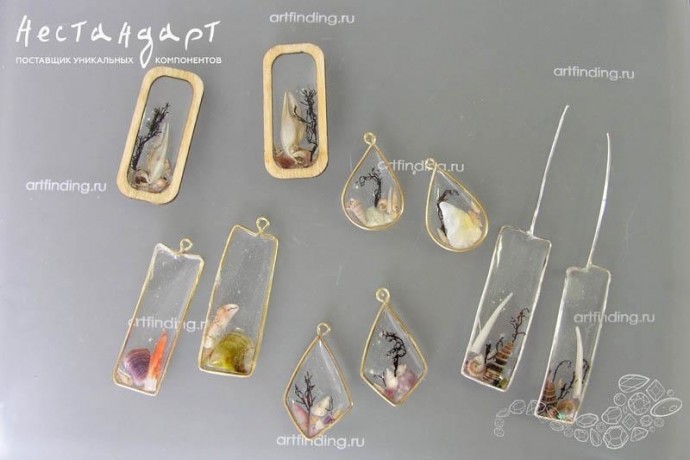 Серьги-подвески из смолы и ракушек
