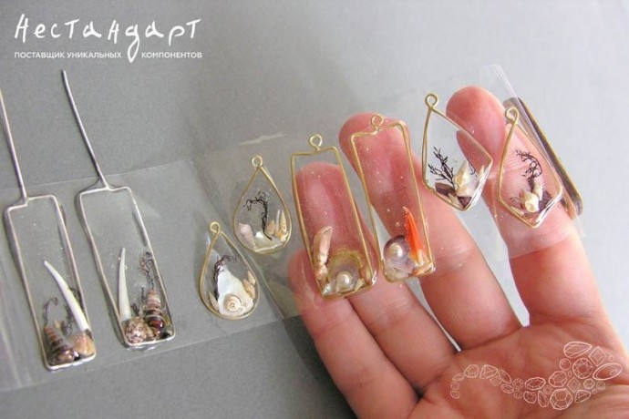 Серьги-подвески из смолы и ракушек