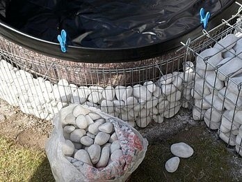 Высокий прудик с лежаком для релакса своими руками или габионы в дело