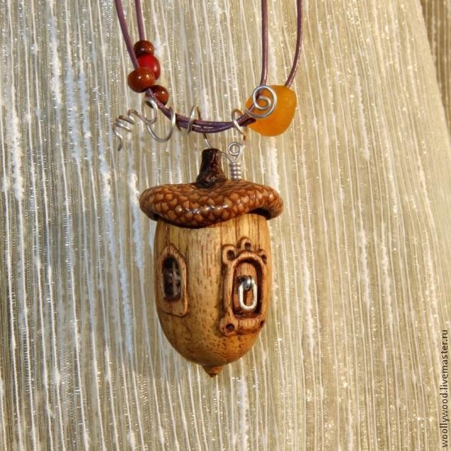 Кулон-домик в форме желудя
