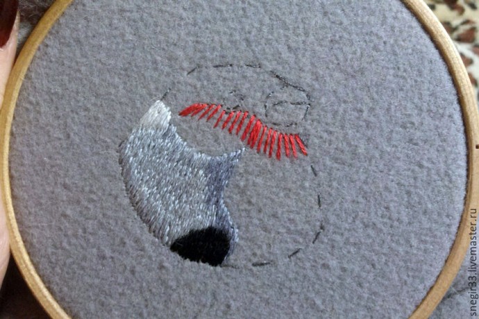 Вышитая гладью брошь со снегирем