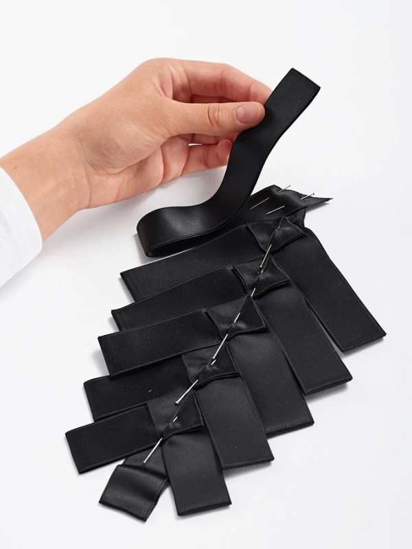 ​В стиле гарсон: атласный плетеный пластрон