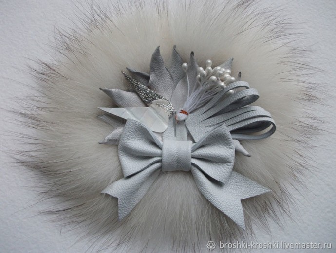 ​Брошь из кожи и меха