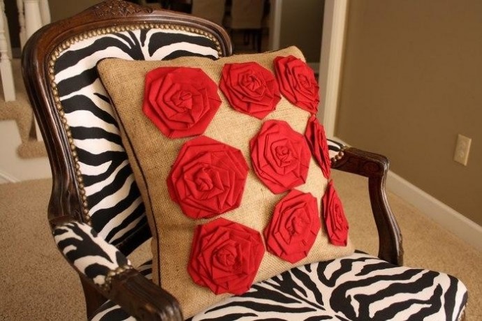 Декоративная подушка с розами