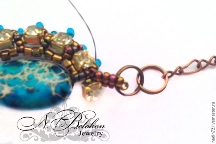 Браслет с яшмой в технике плетения по стразовой ленте