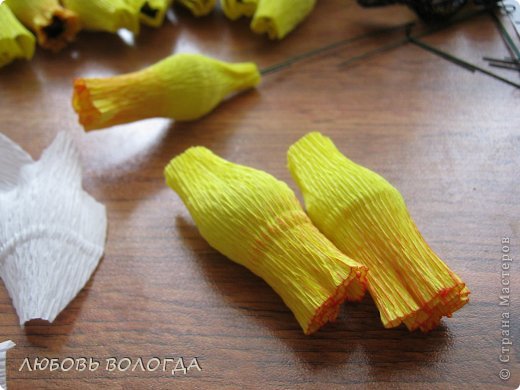 Нарциссы из гофрированной бумаги