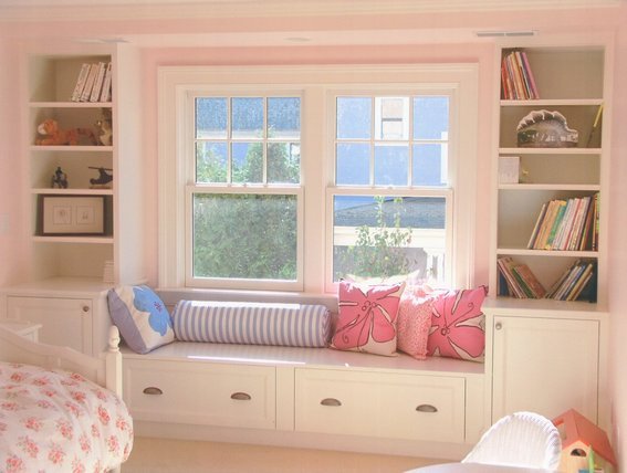 Окно, оформленное кроватью, или кровать, оформленная окном?