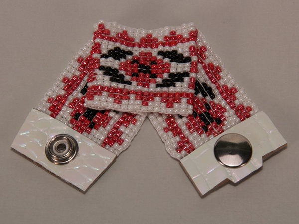 Застёжка из кожи на браслетах из бисера