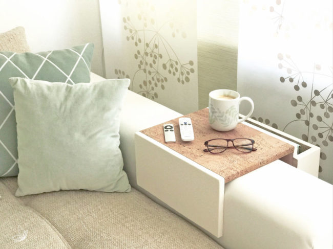 Удобная деревянная подставка, которая крепится на подлокотнике дивана