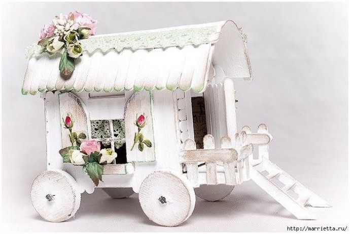 Декоративный вагончик из палочек для мороженого