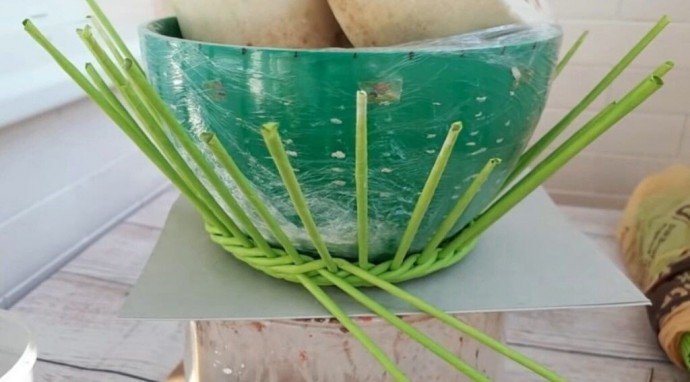 Яблоко-корзинка из газетных трубочек своими руками