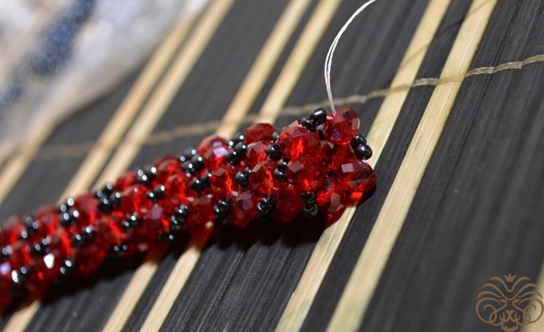 Гранатовый браслет-жгут