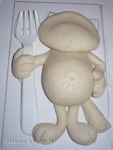 Лепим котика с вилкой из соленого теста: мастер-класс