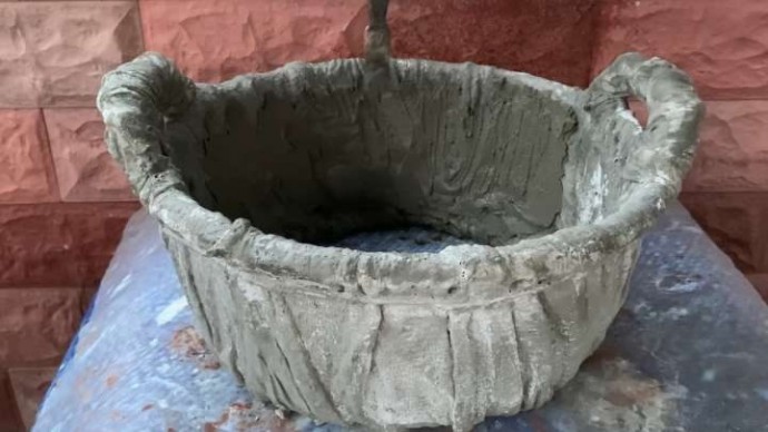 Клумба из прохудившегося тазика