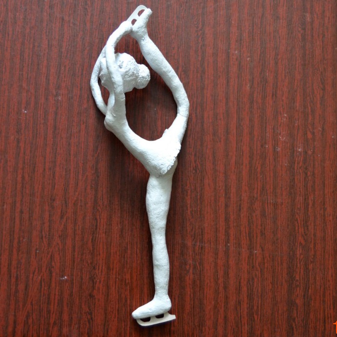 Фигуристка в технике папье-маше