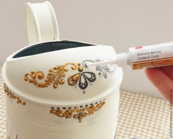 Красивый декупаж металлической лейки