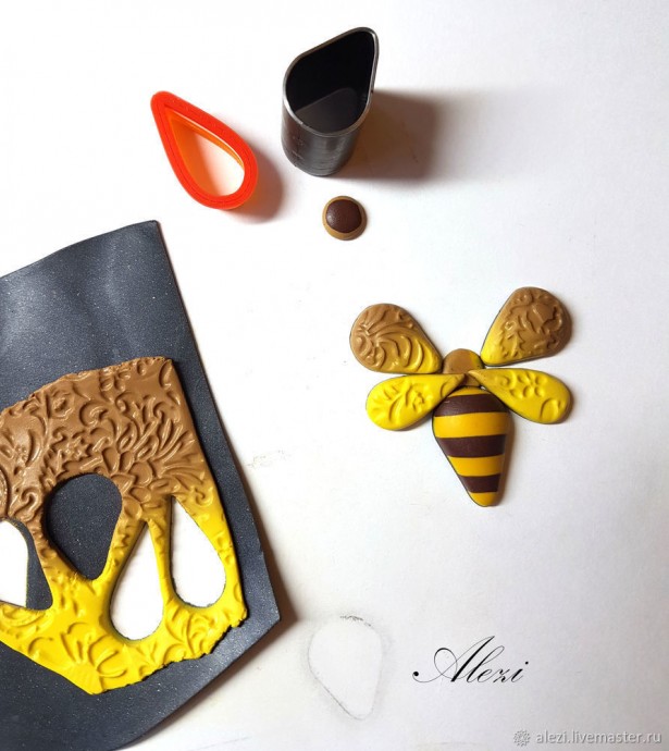 Брошь "Пчелка" из полимерной глины