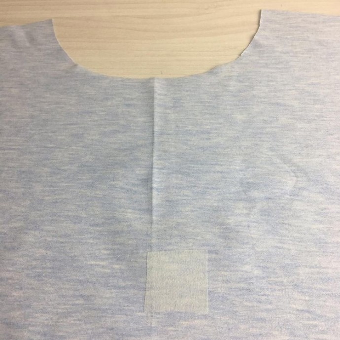 Обработка застёжки поло с пуговицами Обработка застёжки поло с пуговицами