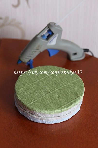 Подарочная к​омпозиция из конфет и чая