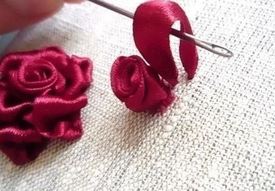 Прекрасная роза атласными лентами: мастер-класс