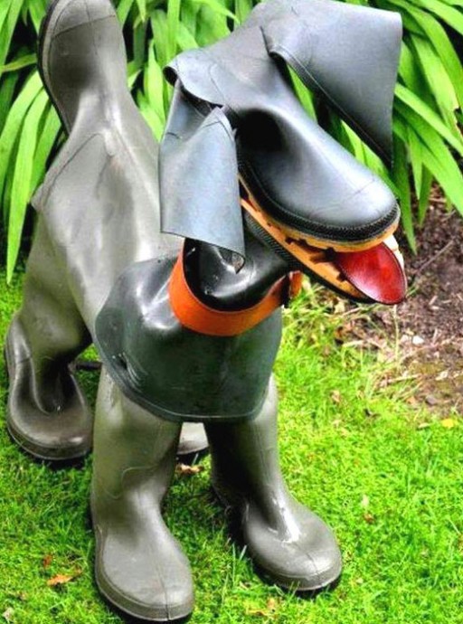 Забавные фигуры из резиновых сапог