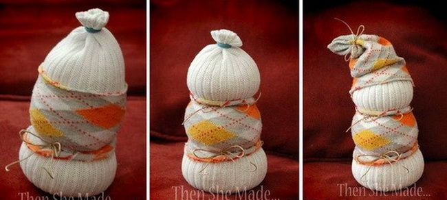 Делаем снеговичков из носочков