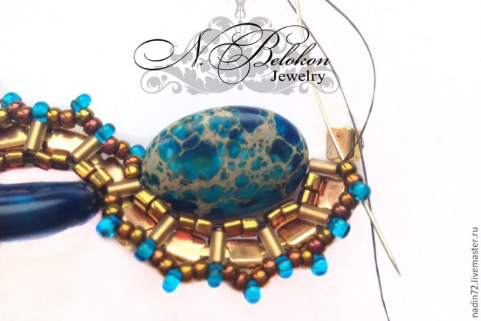 Браслет с яшмой в технике плетения по стразовой ленте