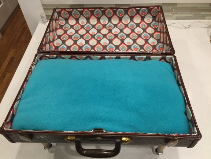 ​Лежанка для домашнего любимца из старого чемодана