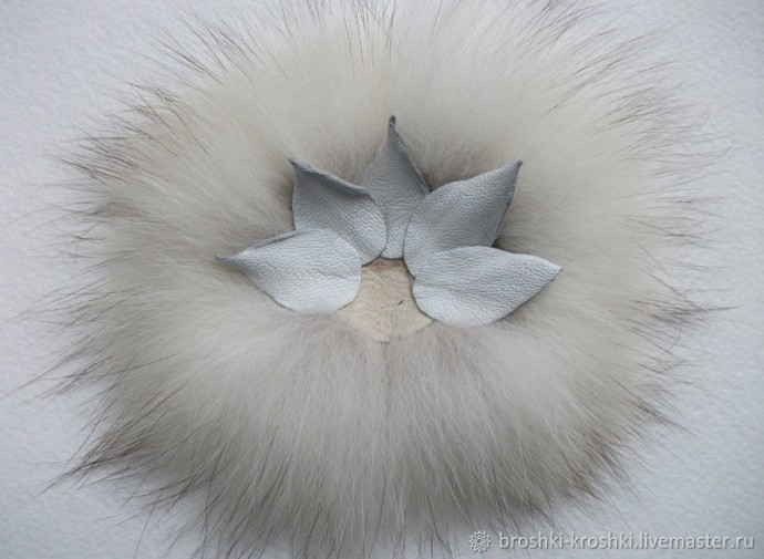 ​Брошь из кожи и меха