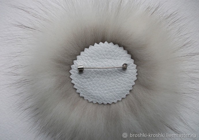 ​Брошь из кожи и меха