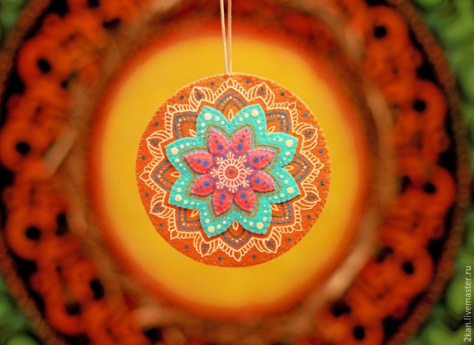 Яркая мандала из фетра