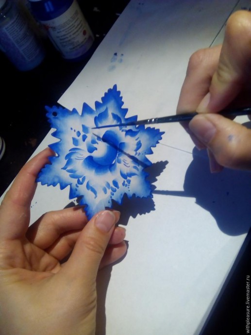 Снежинка в стиле Гжель: роспись с применением традиционного гжельского мазка Снежинка в стиле Гжель: роспись с применением традиционного гжельского мазка