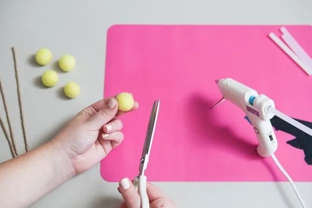 Войлочные цветы-шарики