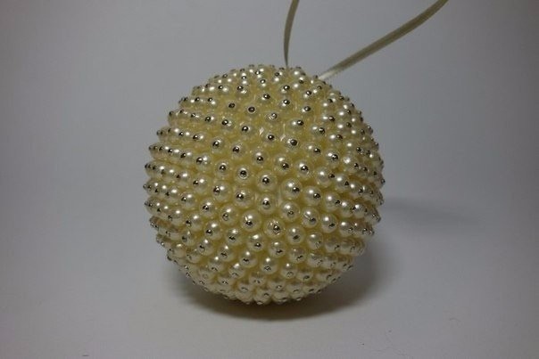 ​Ёлочные шары из жемчужных бусин: мастер-класс