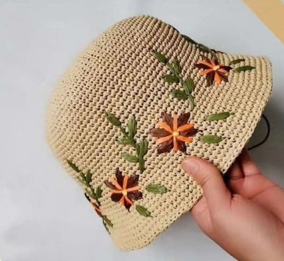 Вязаная шляпка с вышитыми цветами