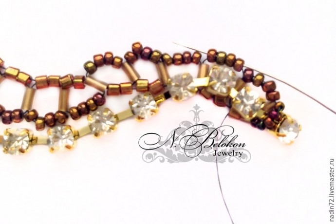 Браслет с яшмой в технике плетения по стразовой ленте